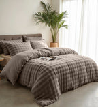 Dekbedovertrek pompom fleece taupe 200 x 220 cm, met kussenslopen met hotelsluiting