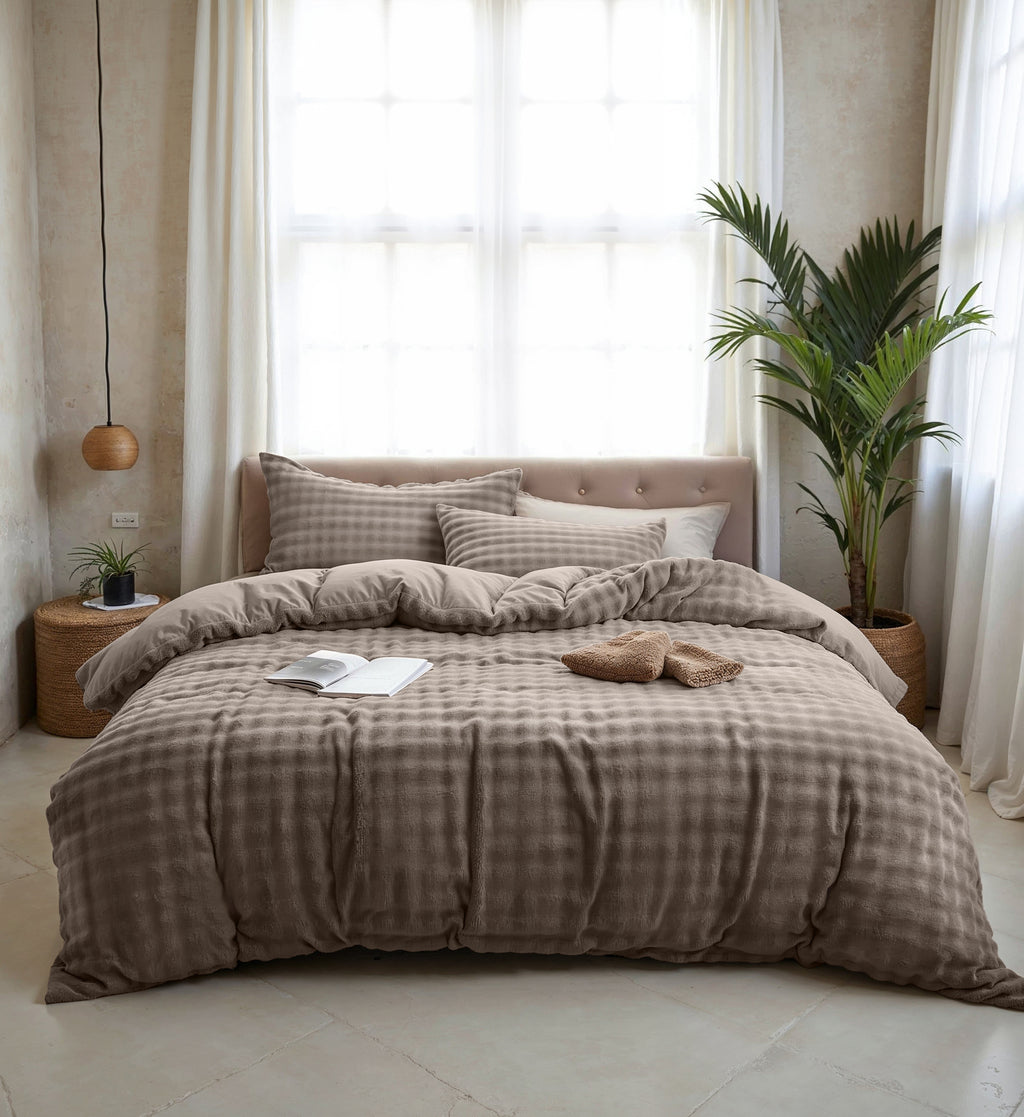 Dekbedovertrek pompom fleece taupe 200 x 220 cm, met kussenslopen met hotelsluiting