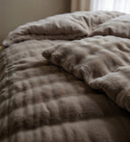 Dekbedovertrek pompom fleece taupe 200 x 220 cm, met kussenslopen met hotelsluiting