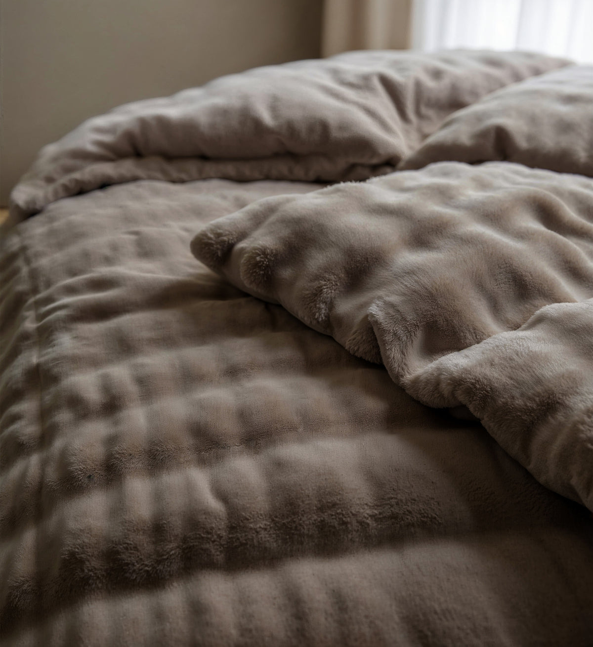 Dekbedovertrek pompom fleece taupe 200 x 220 cm, met kussenslopen met hotelsluiting