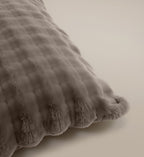 Dekbedovertrek pompom fleece taupe 200 x 220 cm, met kussenslopen met hotelsluiting
