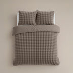 Dekbedovertrek pompom fleece taupe 200 x 220 cm, met kussenslopen met hotelsluiting