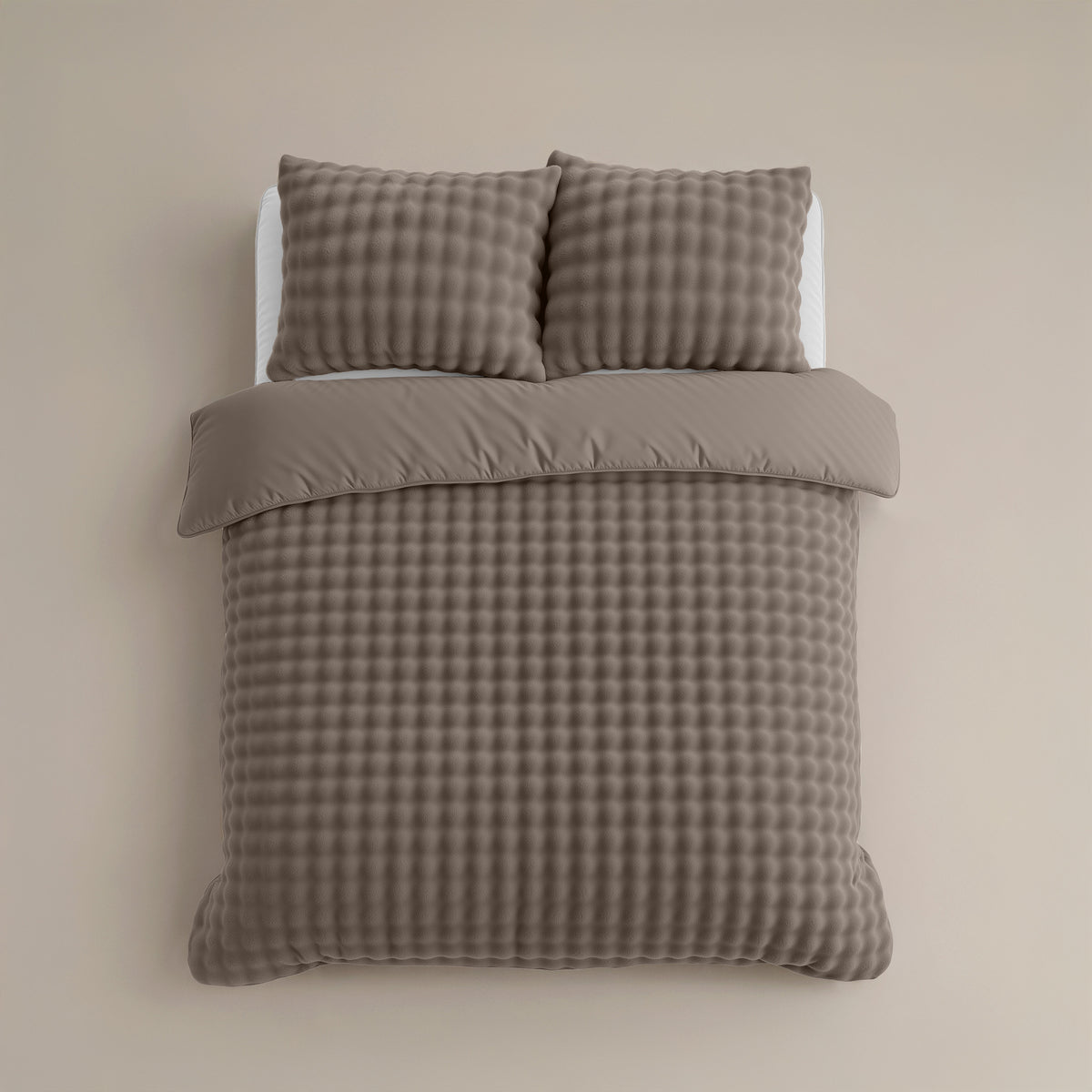 Dekbedovertrek pompom fleece taupe 200 x 220 cm, met kussenslopen met hotelsluiting