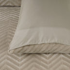 Dekbedovertrek teddy polyester chevron taupe 140 x 200/220 cm, met kussensloop en drukknopen