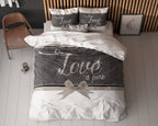 Dekbedovertrek Pure Liefde wit met donkergrijs vlak, tekst Our Love is pure, 200 x 200/220 cm