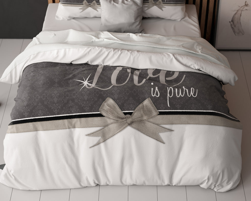 Dekbedovertrek Pure Liefde wit met donkergrijs vlak, tekst Our Love is pure, 200 x 200/220 cm