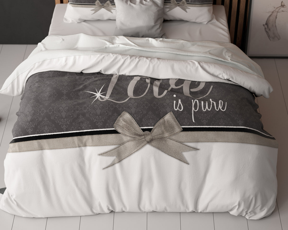 Dekbedovertrek Pure Liefde wit met donkergrijs vlak, tekst Our Love is pure, 200 x 200/220 cm