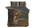 Bed met dekbedovertrek met print van een wandelende tijger en twee kussens met dezelfde print, donkergrijze achterkant