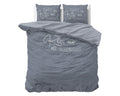 Blauwgrijs dekbedovertrek met lichte tekst Always Kiss me goodnight en twee kussenslopen met dezelfde print op een bed