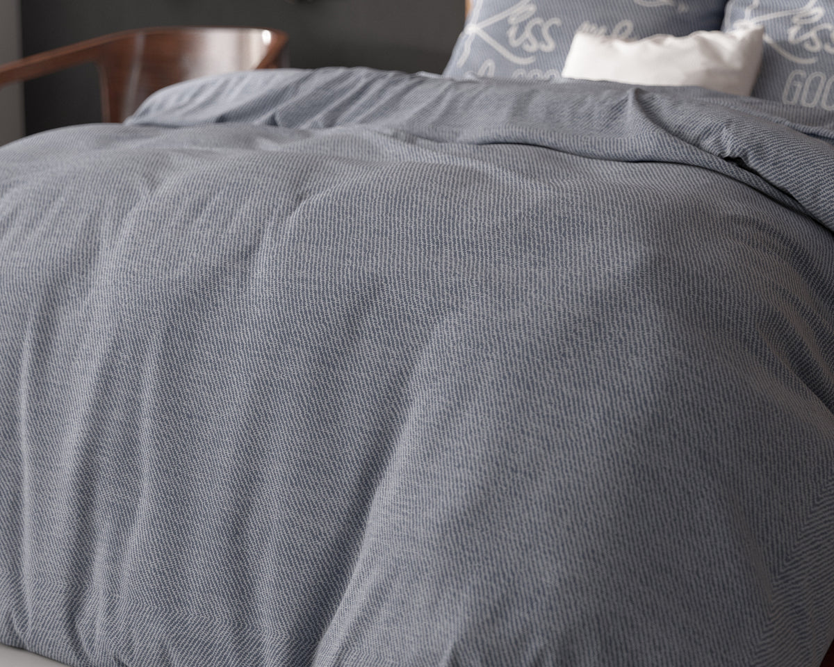 Dekbedovertrek Kiss Me blauw met tekstprint Always Kiss me goodnight, 200 x 200/220 cm, slaapkamer
