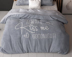 Dekbedovertrek Kiss Me blauw met tekstprint Always Kiss me goodnight, 200 x 200/220 cm, slaapkamer