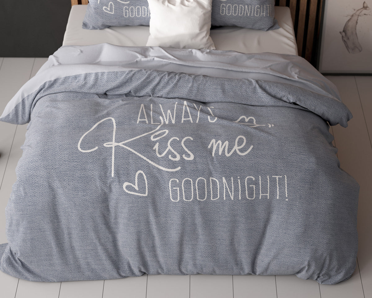 Dekbedovertrek Kiss Me blauw met tekstprint Always Kiss me goodnight, 200 x 200/220 cm, slaapkamer