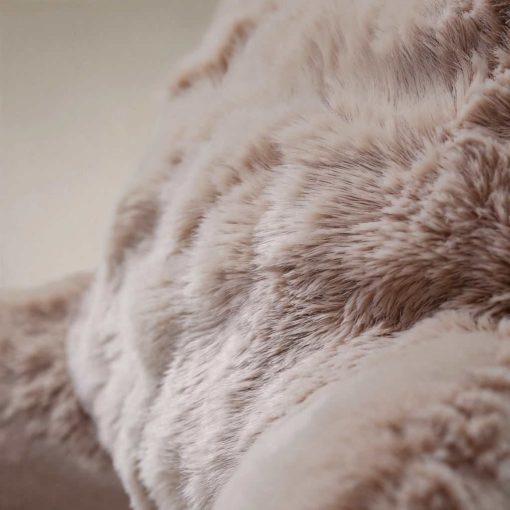 Bedsteunkussen nepbont pompon taupe 34 x 50, stevig en wasbaar, voor lezen en tv-kijken in bed