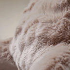 Bedsteunkussen nepbont pompon taupe 34 x 50, stevig en wasbaar, voor lezen en tv-kijken in bed