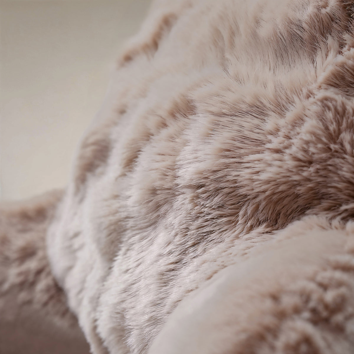Bedsteunkussen nepbont pompon taupe 34 x 50, stevig en wasbaar, voor lezen en tv-kijken in bed