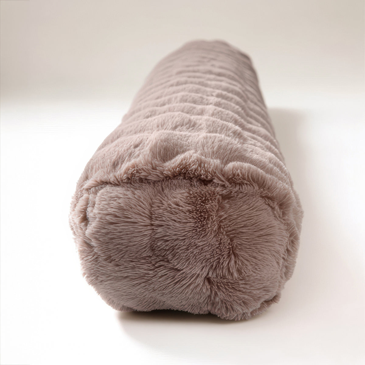 Lichaamskussen nepbont taupe met pompon 140 x 20 cm, stevig en zacht voor de slaapkamer