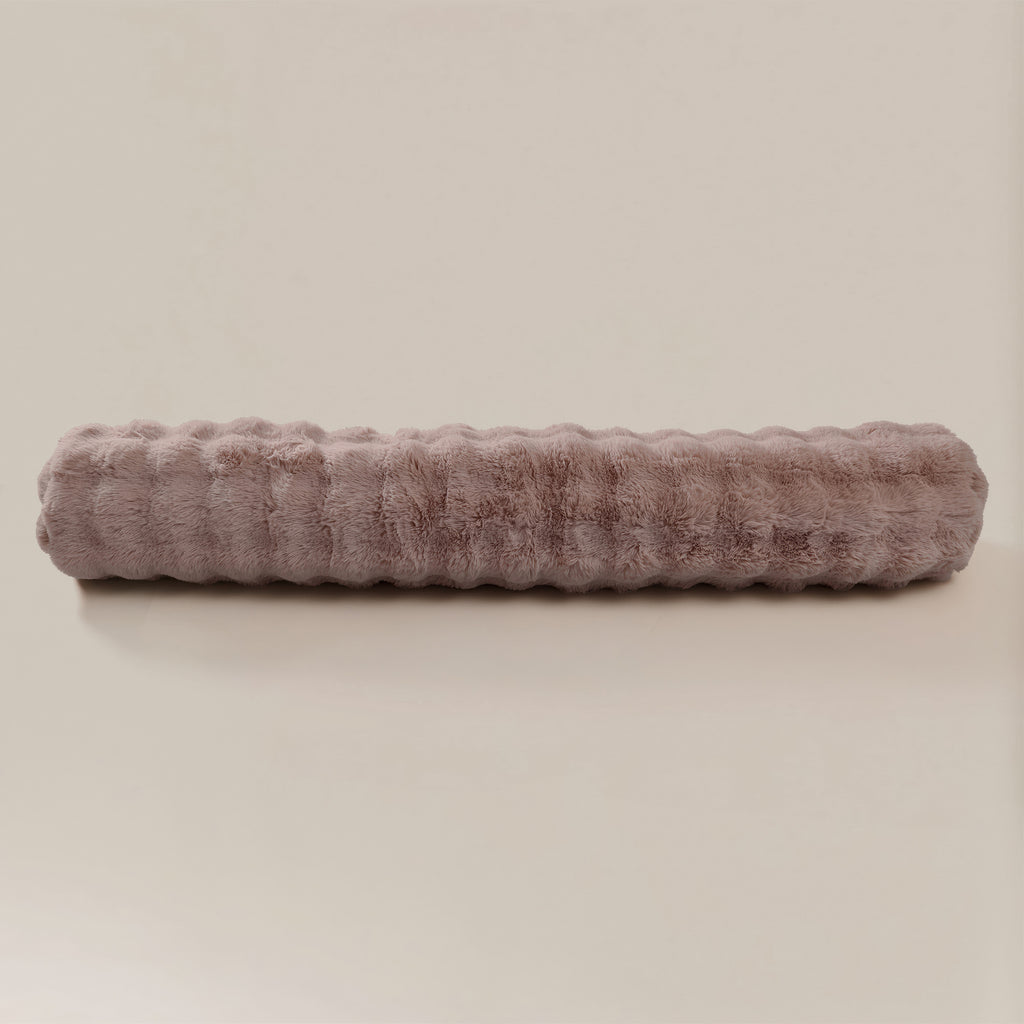 Lichaamskussen nepbont taupe met pompon 140 x 20 cm, stevig en zacht voor de slaapkamer