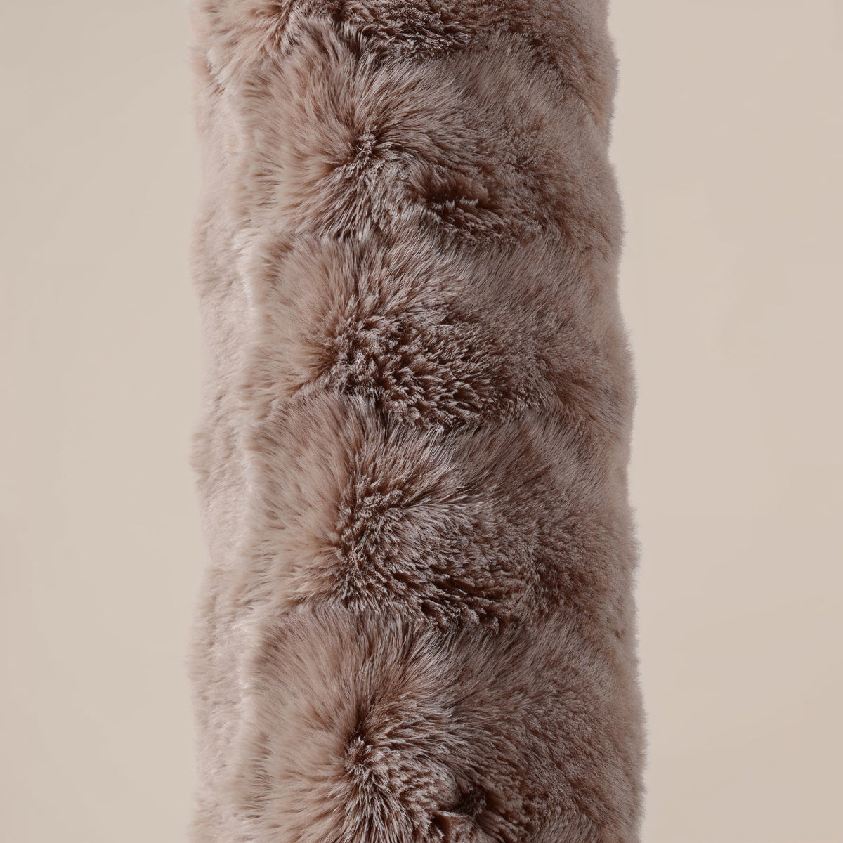 Lichaamskussen nepbont taupe met pompon 140 x 20 cm, stevig en zacht voor de slaapkamer