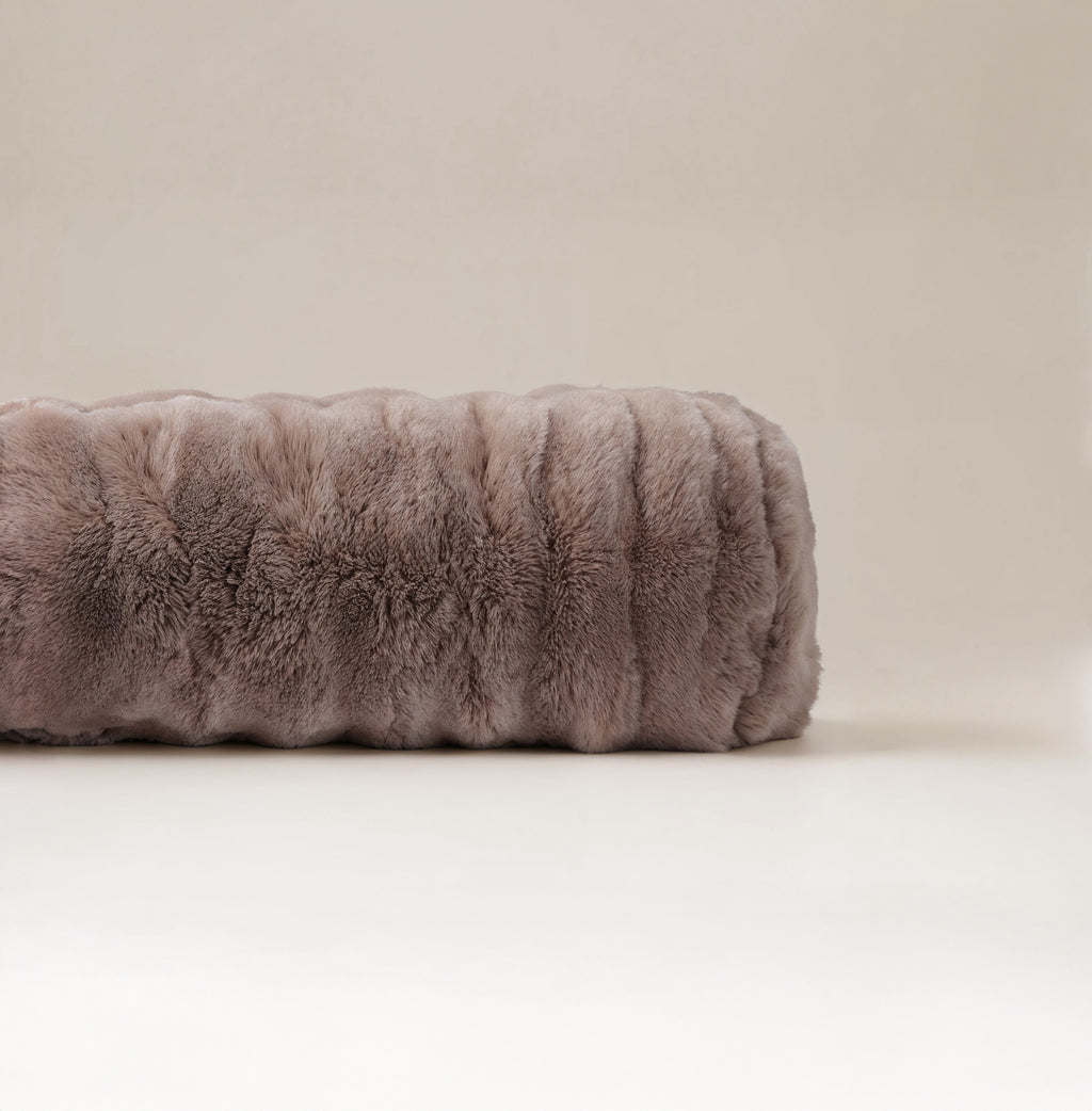 Lichaamskussen nepbont taupe met pompon 140 x 20 cm, stevig en zacht voor de slaapkamer