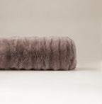Lichaamskussen nepbont taupe met pompon 140 x 20 cm, stevig en zacht voor de slaapkamer