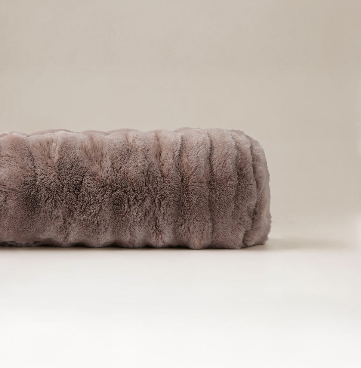 Lichaamskussen nepbont taupe met pompon 140 x 20 cm, stevig en zacht voor de slaapkamer