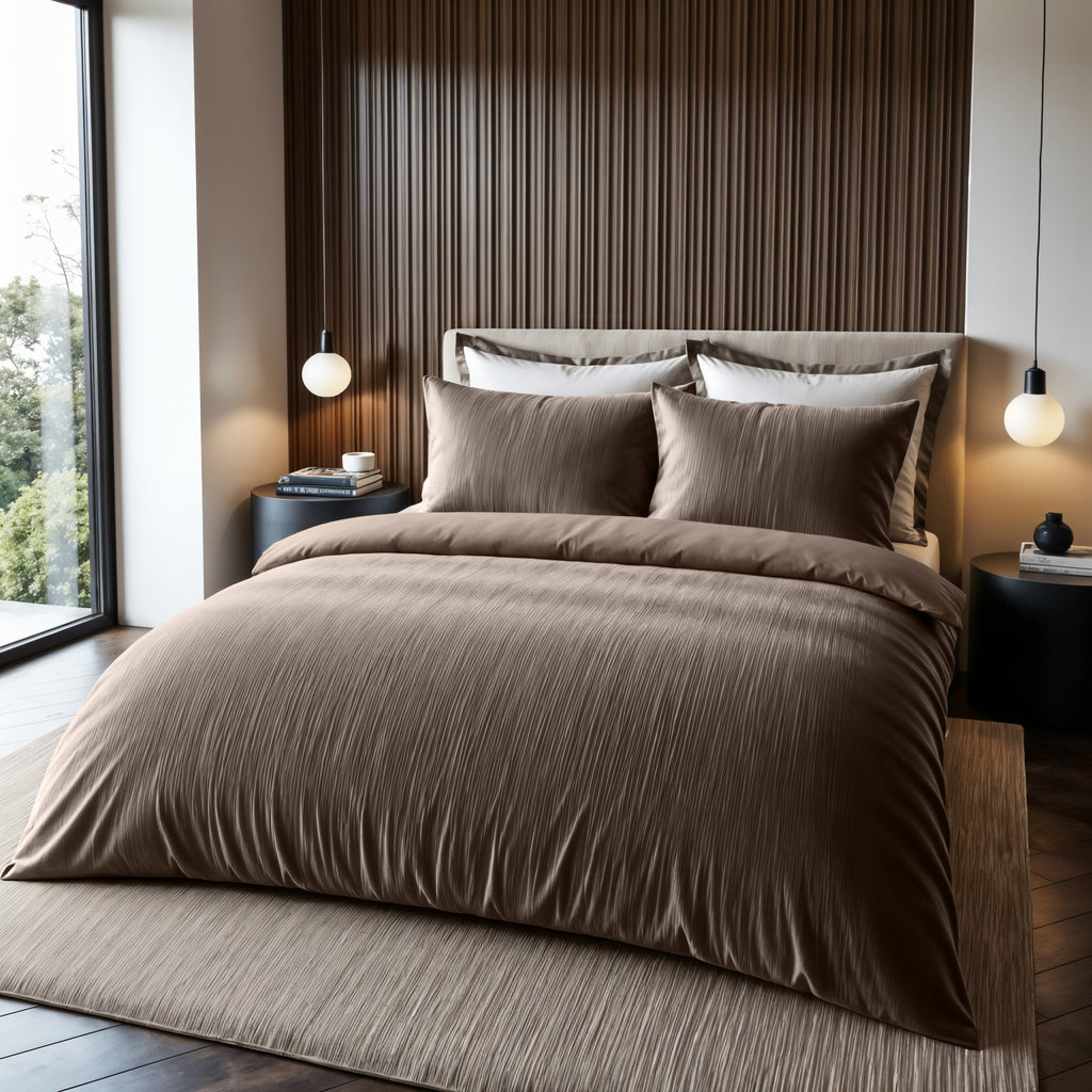 Dekbedovertrek fluweel effen taupe 240 x 220 cm, set met 2 kussenslopen 60 x 70 cm voor de slaapkamer
