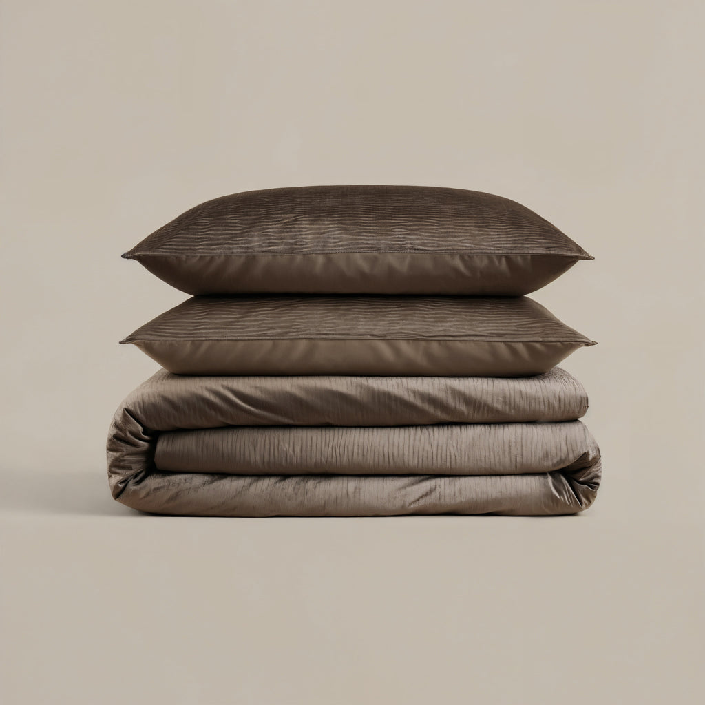 Dekbedovertrek fluweel effen taupe 240 x 220 cm, set met 2 kussenslopen 60 x 70 cm voor de slaapkamer