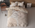 Bed met crème dekbedovertrek met grafisch motief van ronde vormen en fijne strepen, voor een houten lattenwand