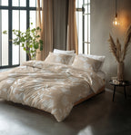 Bed met zand/beige dekbedovertrek met witte bloemenprint en bijpassende kussenslopen in een moderne slaapkamer