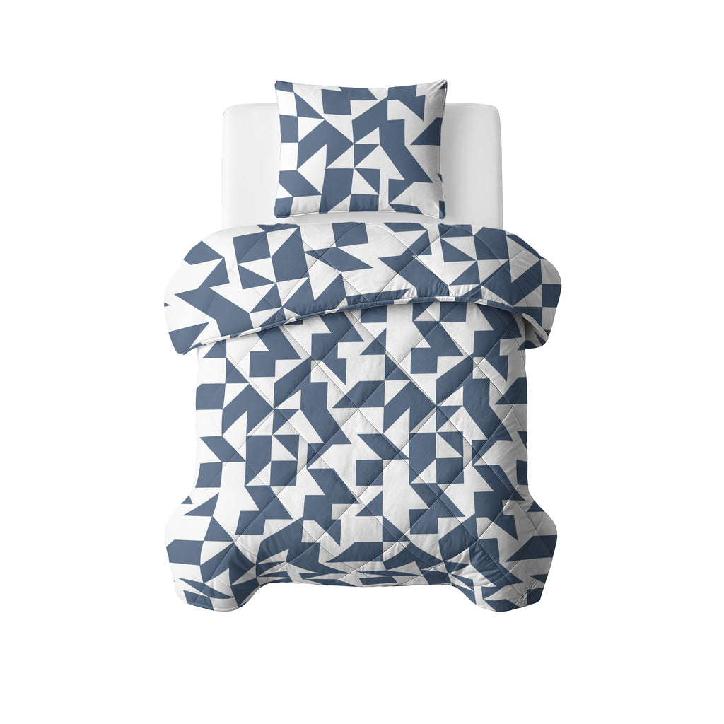 Lazy dekbed met kussensloop in blauw-wit geometrisch patroon op een bed, gezien van boven