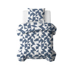 Lazy dekbed met kussensloop in blauw-wit geometrisch patroon op een bed, gezien van boven