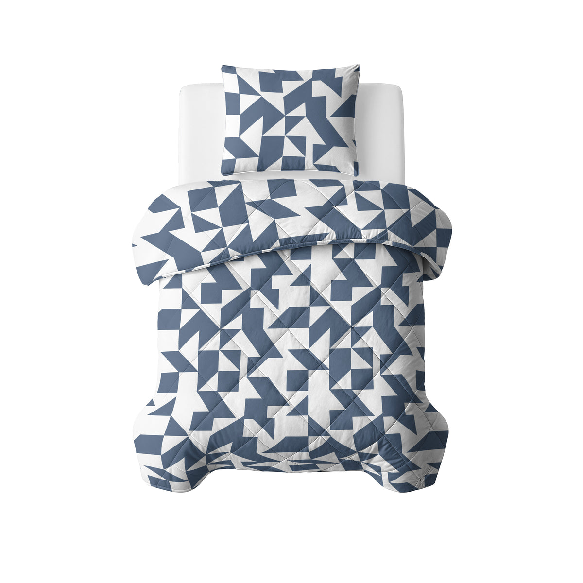Lazy dekbed met kussensloop in blauw-wit geometrisch patroon op een bed, gezien van boven