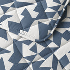 Lazy dekbed polyester microvezel blauw wit grafisch dessin 200 x 220 cm, met 2 kussenslopen 60 x 70 cm