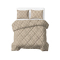 Opgemaakt bed met zandkleurig gequilt lazy dekbed met touwmotief en twee bijpassende kussens