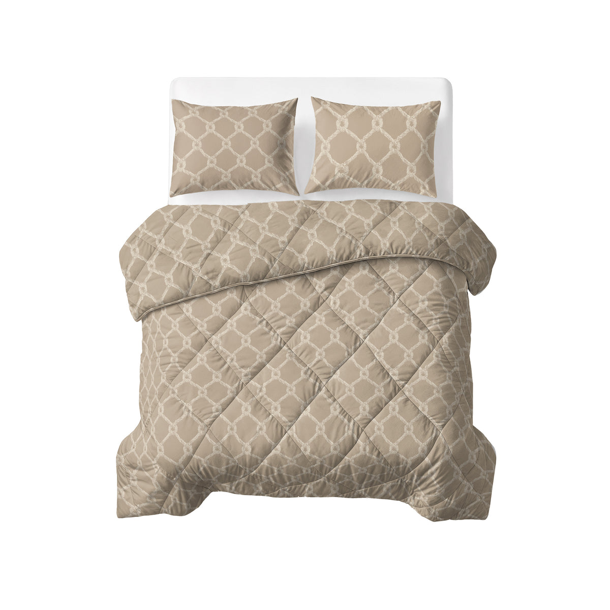 Opgemaakt bed met zandkleurig gequilt lazy dekbed met touwmotief en twee bijpassende kussens