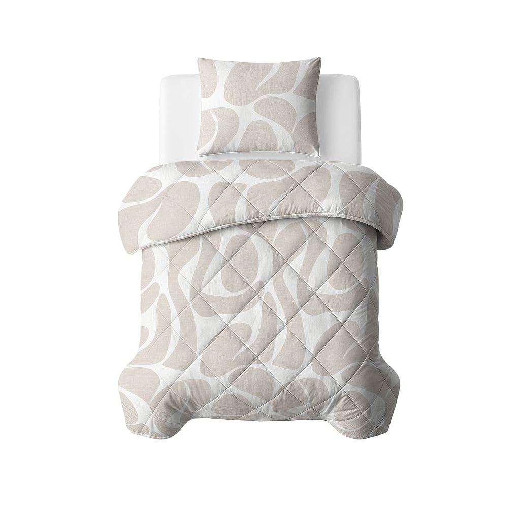 Lazy dekbed Kello met taupe/zand en wit grafisch patroon, gestikt ruitpatroon en bijpassende kussensloop op een bed