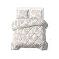 Opgemaakt lazy dekbed Kello met twee kussens in taupe/zand en wit met golvend motief en gestikt ruitpatroon