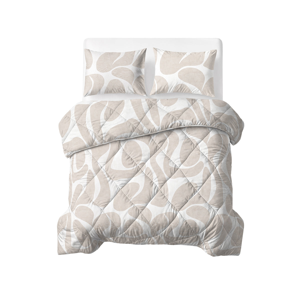 Lazy dekbed Kello in taupe/zand en wit met organisch motief en ruitstiksel, met twee bijpassende kussens op een bed