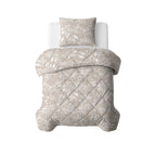 Taupe/zand lazy dekbed met witte bladprint en ruitstiksel, met bijpassende kussensloop op een eenpersoonsbed