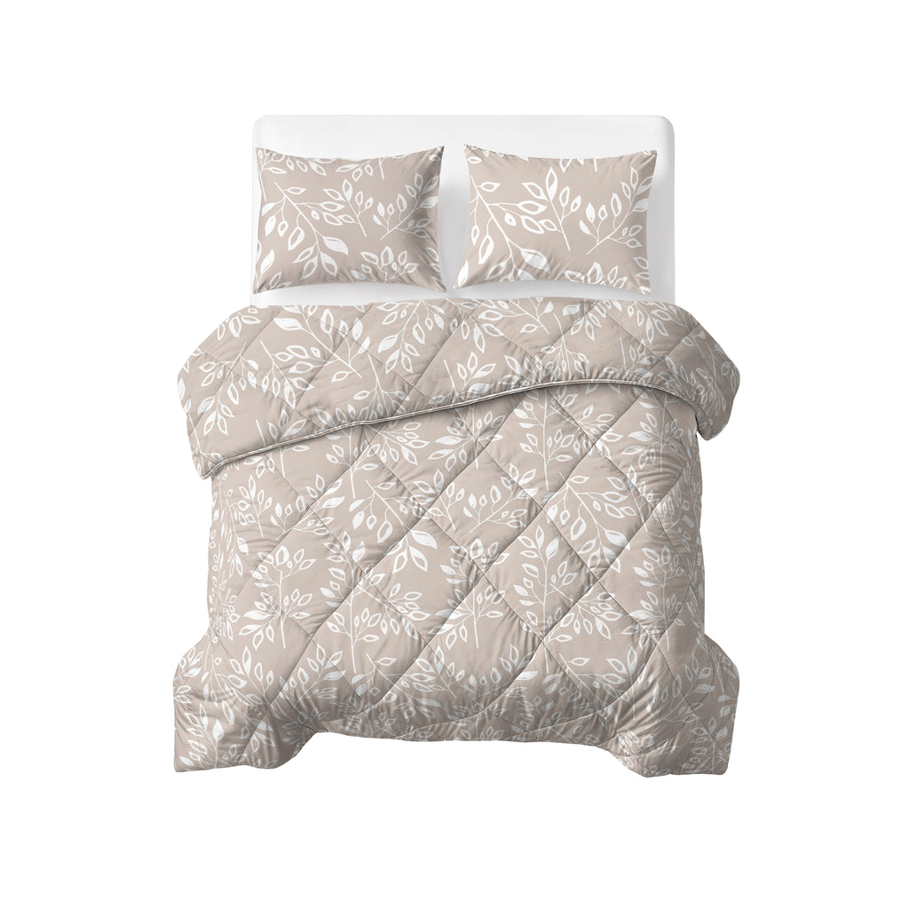 Opgemaakt bed met taupe/zand lazy dekbed met wit bladmotief, ruitsteek en twee bijpassende kussens