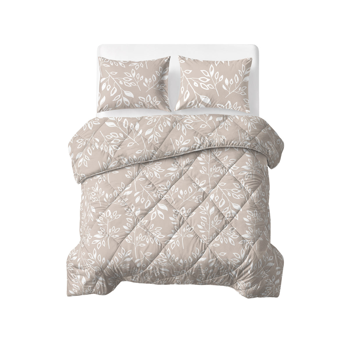 Opgemaakt bed met taupe/zand lazy dekbed met wit bladmotief, ruitsteek en twee bijpassende kussens