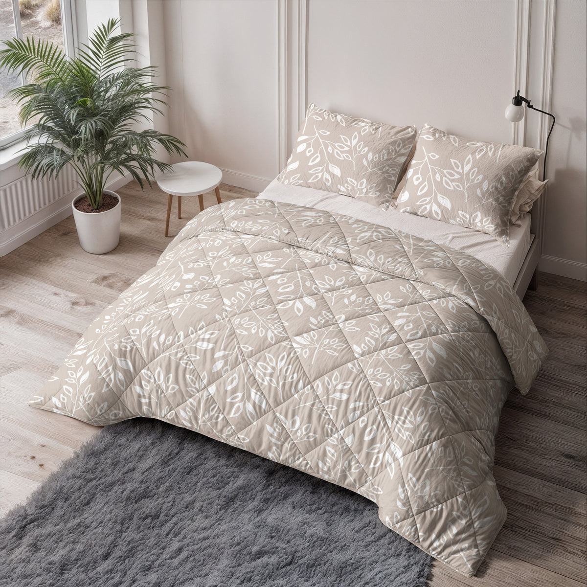 Lazy dekbed Neva polyester microvezel taupe/zand met wit bladmotief 200 x 220 cm, met 2 kussenslopen