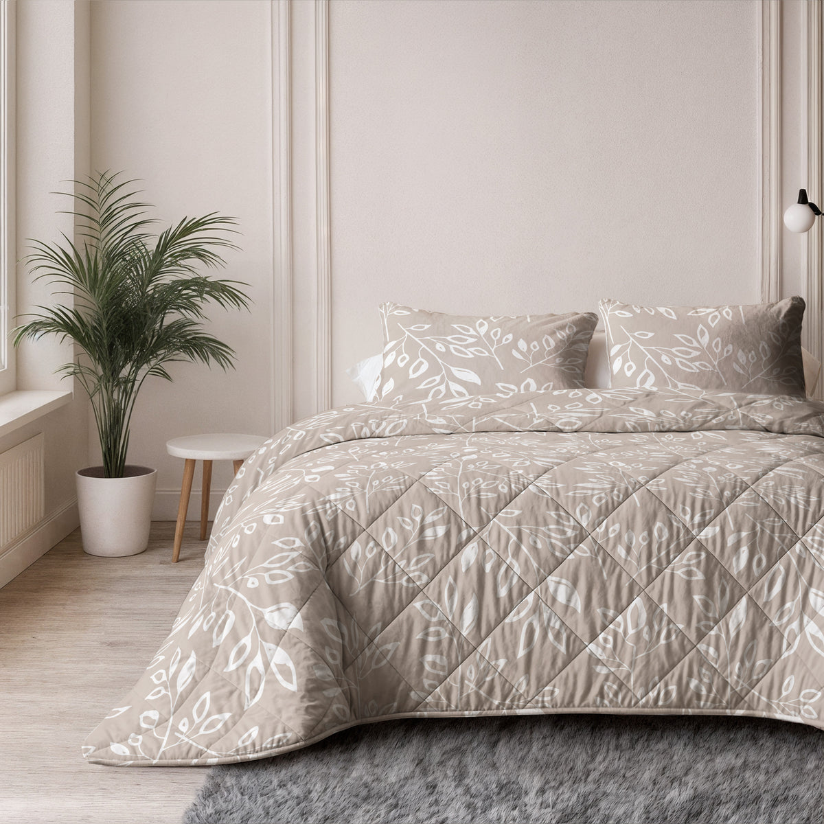 Lazy dekbed Neva polyester microvezel taupe/zand met wit bladmotief 200 x 220 cm, met 2 kussenslopen