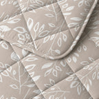 Lazy dekbed Neva polyester microvezel taupe/zand met wit bladmotief 200 x 220 cm, met 2 kussenslopen