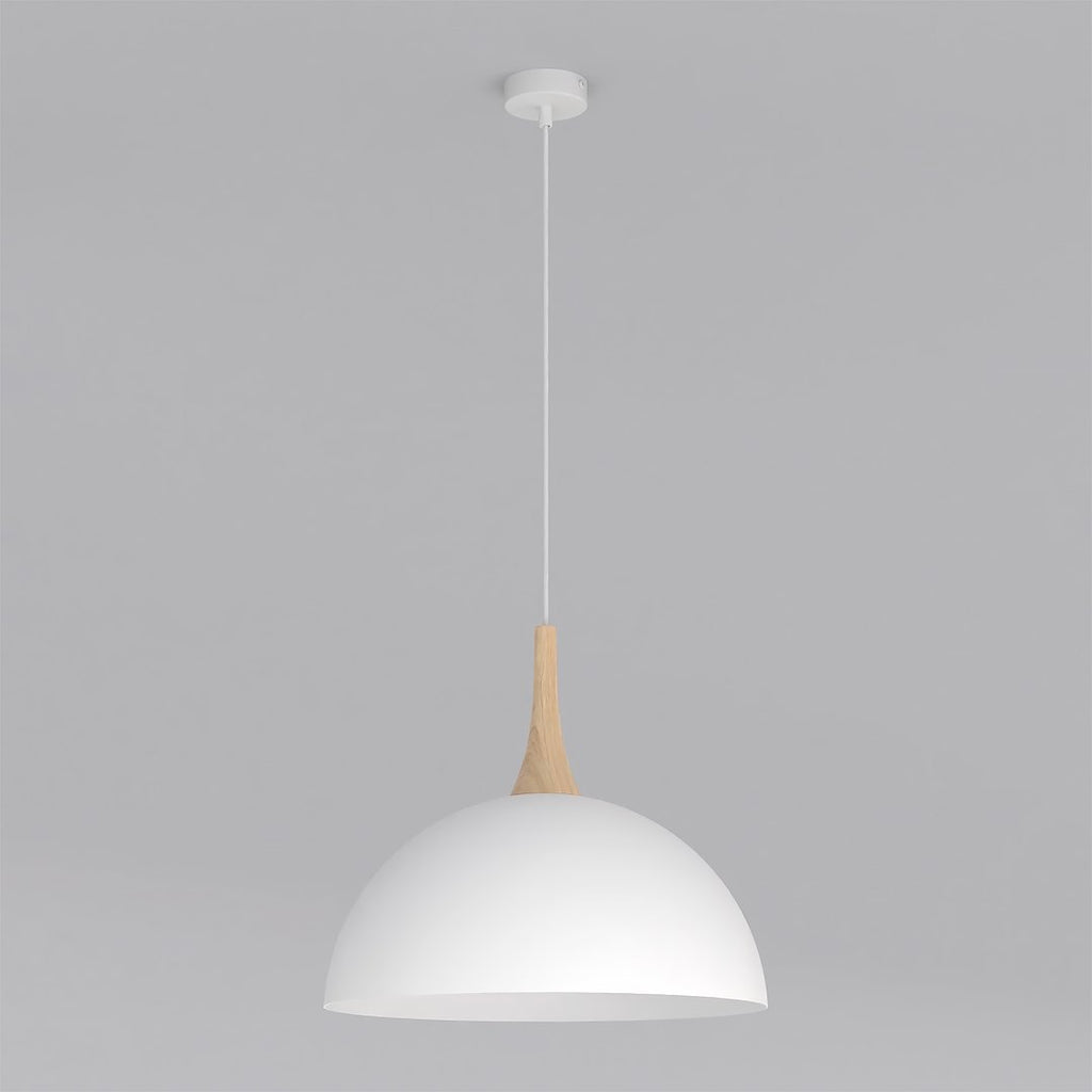 Witte koepelvormige hanglamp met houten accent aan een witte kabel en plafondplaat tegen een grijze achtergrond
