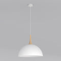 Witte koepelvormige hanglamp met houten accent aan een witte kabel en plafondplaat tegen een grijze achtergrond