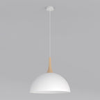 Witte koepelvormige hanglamp met houten accent aan een witte kabel en plafondplaat tegen een grijze achtergrond