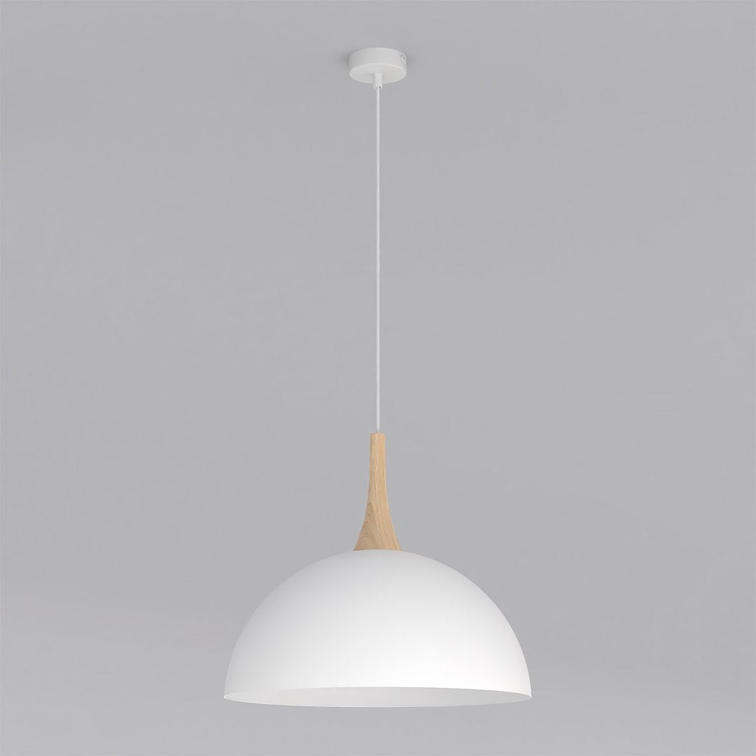 Witte koepelvormige hanglamp met houten accent aan een witte kabel en plafondplaat tegen een grijze achtergrond