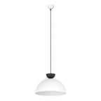 Witte halfronde hanglamp met zwart detail en dunne zwarte ophanging aan een wit plafondkapje