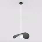 Zwarte hanglamp met golvende metalen kap en witte glazen bol aan een dun snoer met zwarte plafondplaat